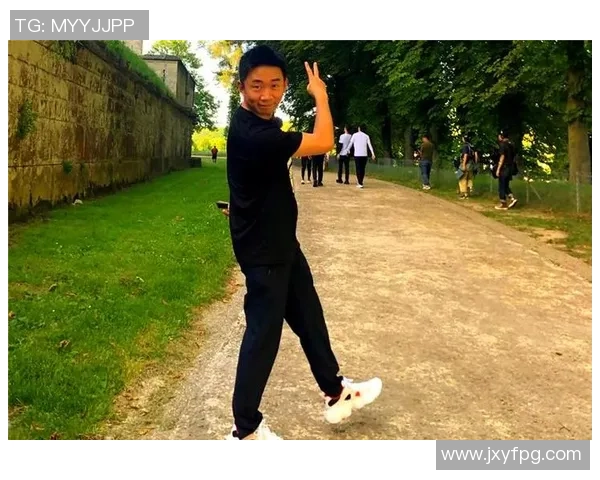 足球巨星时尚风采：耀眼服装秀展现魅力